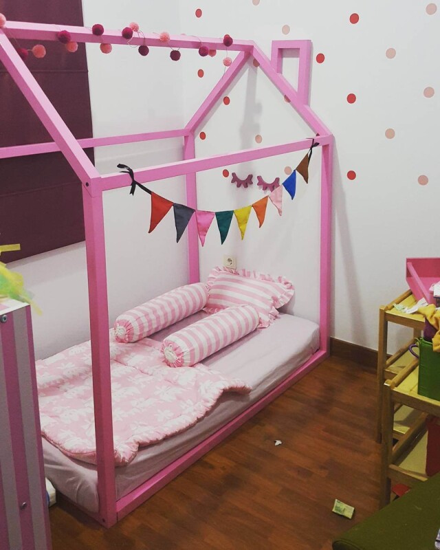 Детская кровать - домик напольный